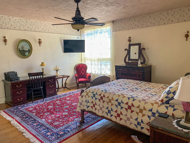Main House, Room 201, photo 3