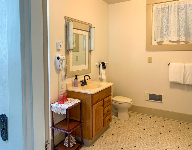 Main House, Room 201, photo 5