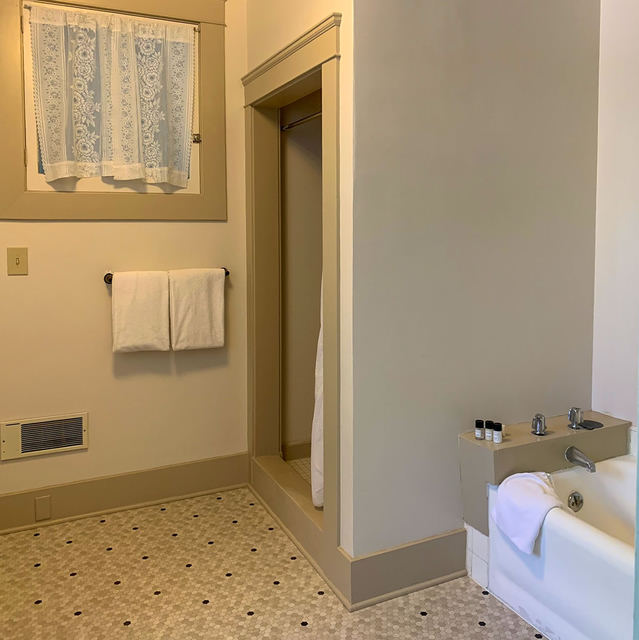 Main House, Room 201, photo 6