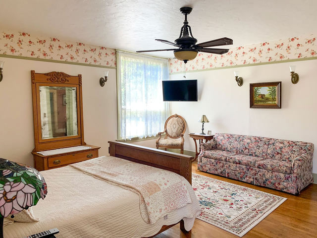 Main House, Room 202, photo 4