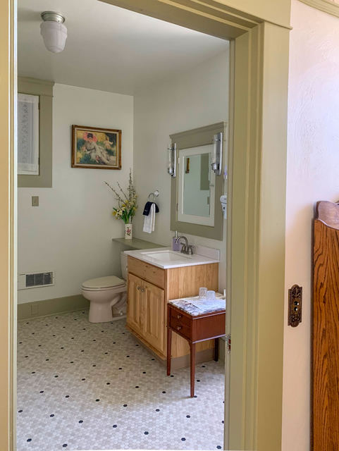 Main House, Room 202, photo 6