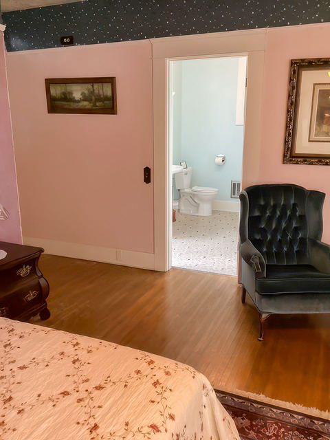 Main House, Room 204, photo 3