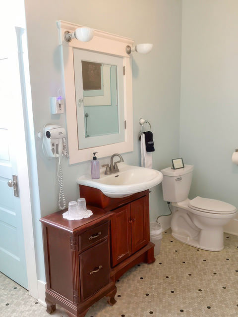 Main House, Room 204, photo 4